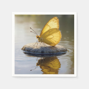 Serviette En Papier Papillon doré sur une roche dans l'eau