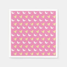 Papillons blancs et jaunes clairs volant rose