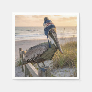 Serviette En Papier Pélican portant un chapeau d'hiver