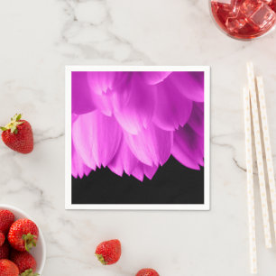 Serviette En Papier Pétales de fleurs roses chaudes sur noir