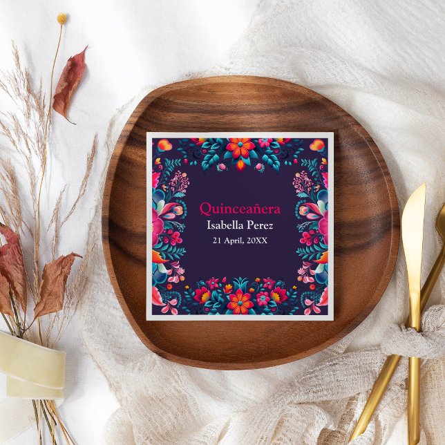 Serviette En Papier Quinceanera Florale Violet Fiesta Mexicaine Annive (Floral Quinceanera Purple Mexican Fiesta Birthday Napkins on a table with flowers.)