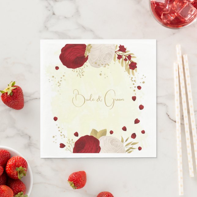 Serviette En Papier Romantique rouge foncé & fleurs blanches or (En situation)