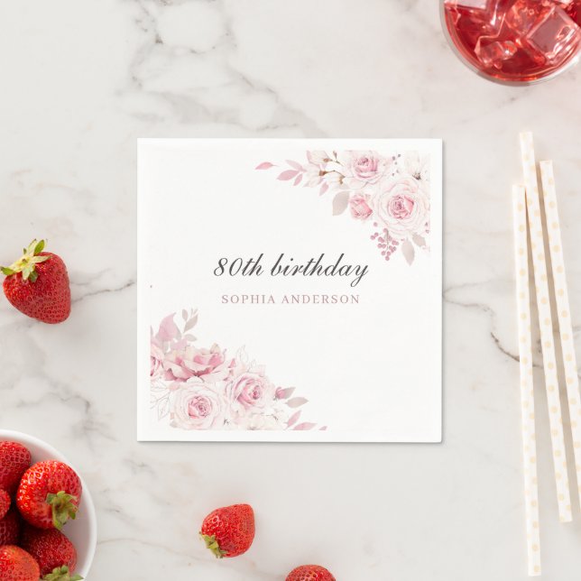 Serviette En Papier Soignée Blush Fleurs élégantes 80e fête d'annivers (En situation)