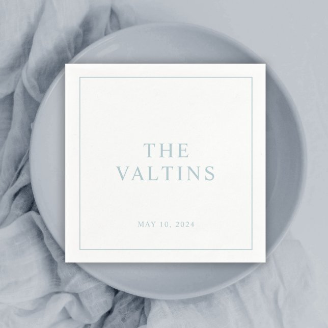 Serviette En Papier Typographie simple Dusty Mariage bleu serviettes (Simple classic dusty blue couples newlywed wedding reception cocktail napkins.)
