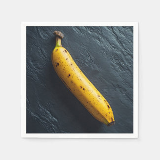 Serviette En Papier Une banane sur une surface sombre