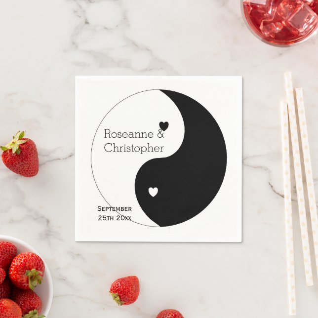Serviette En Papier Yin Yang Mariage Design Coeurs Noir Et Blanc (En situation)