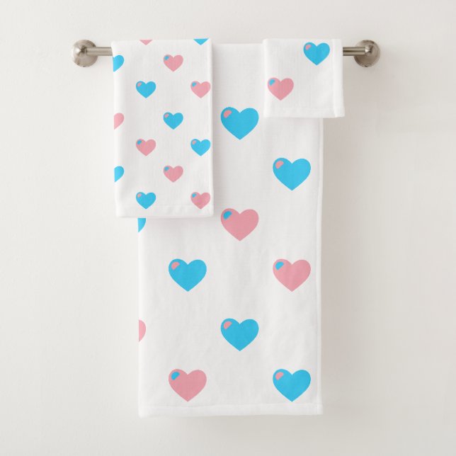 Serviettes de bain coeurs de fierté trans (En situation)