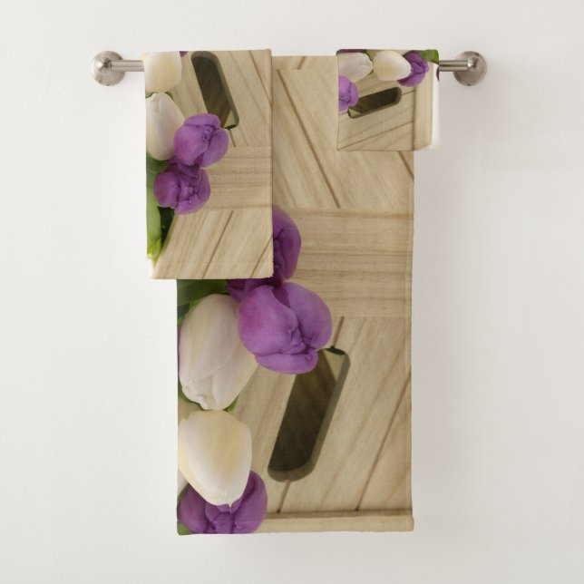 Serviettes de bain tulipes violettes et blanches (En situation)