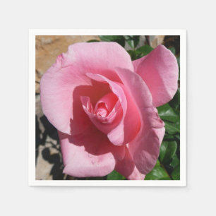 Serviettes En Papier Jardin fleuri de roses roses ensoleillé