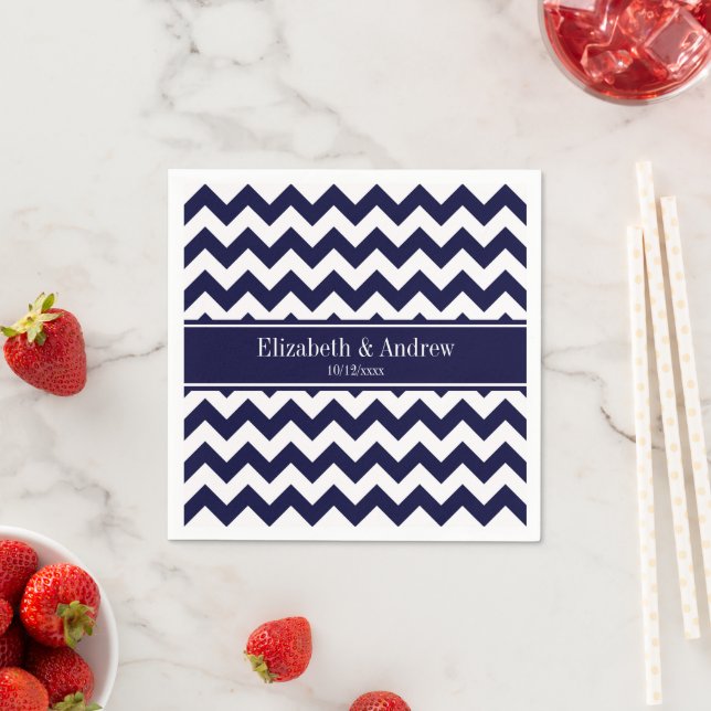 Serviettes En Papier Marine Bleu Blanc Chevron Nom de la marine Monogra (En situation)