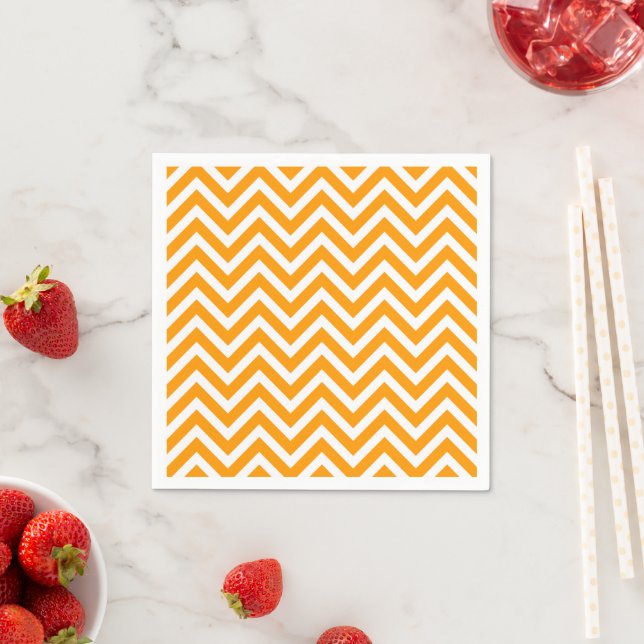 Serviettes Jetables Chevron orange et blanc (En situation)