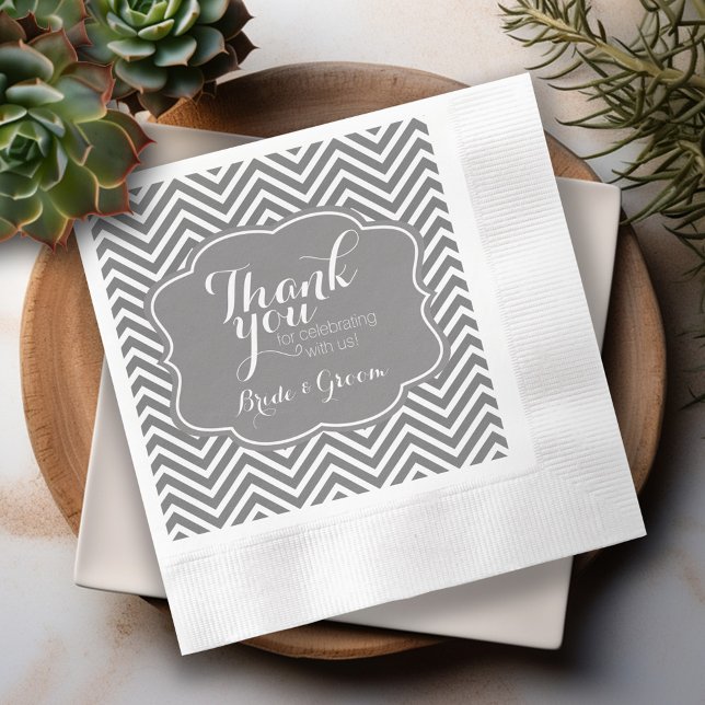 Serviettes Jetables Mariés Remerciement Chevron Gris (Gray Chevron Personalized Wedding Napkins)