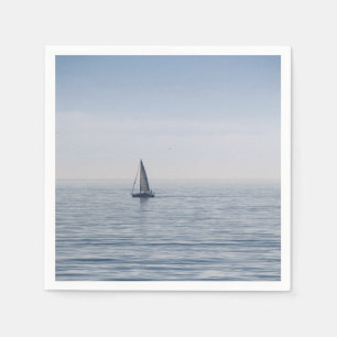 Serviettes Jetables Un voilier en mer calme