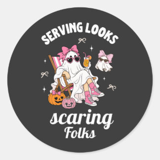 Serving Looks Scaring Folks Halloween Runder Aufkleber