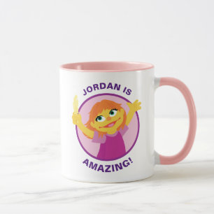 Sesamstraße   Julia hält eine Feder Tasse