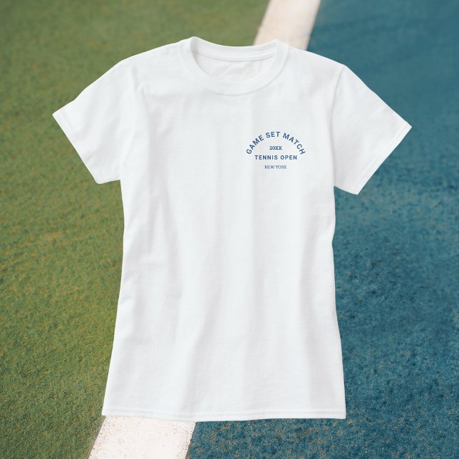 Set Match Blue Wappen Damen Tennis Weiße T-Shirt (Von Creator hochgeladen)