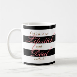 Setzen Sie an etwas Lippenstift und beschäftigen Kaffeetasse