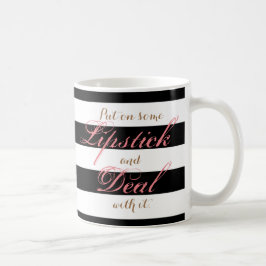 Setzen Sie an etwas Lippenstift und beschäftigen Kaffeetasse