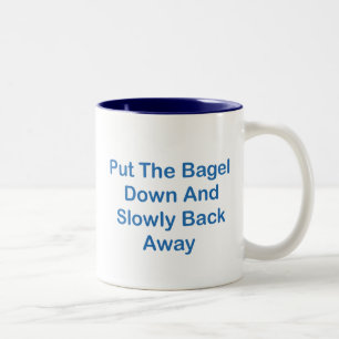 Setzen Sie den Bagel unten und langsam zurück weg Zweifarbige Tasse