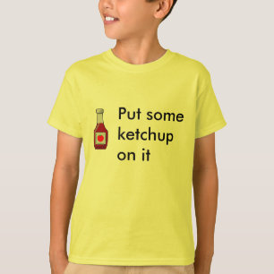Setzen Sie etwas Ketschup auf ihn T-Shirt
