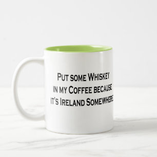 Setzen Sie etwas Whisky in meinen Kaffee ein, den Zweifarbige Tasse