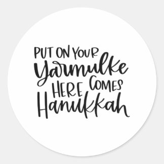 Setzen Sie Ihre Yarmulke hier kommen Hannukkah, Ha Runder Aufkleber