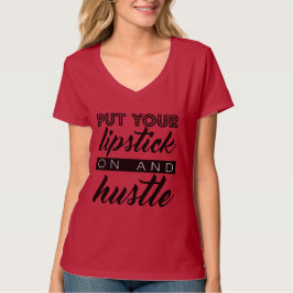Setzen Sie Ihren Lippenstift an und drängen Sie T-Shirt