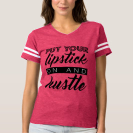Setzen Sie Ihren Lippenstift an und drängen Sie T-Shirt