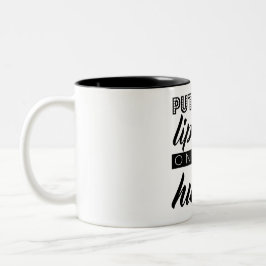 Setzen Sie Ihren Lippenstift an und drängen Sie Zweifarbige Tasse