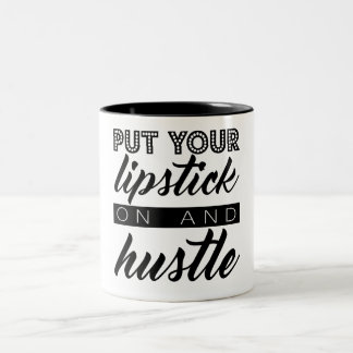 Setzen Sie Ihren Lippenstift an und drängen Sie Zweifarbige Tasse