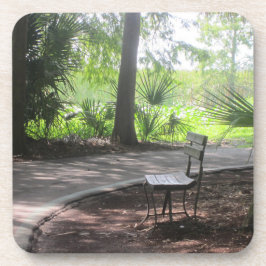 Setzen Sie sich auf einem Untersetzer auf das Path