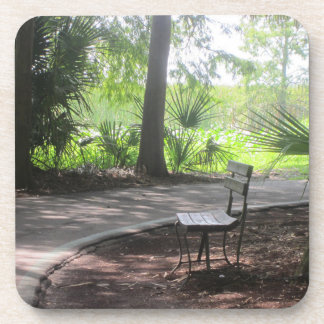 Setzen Sie sich auf einem Untersetzer auf das Path