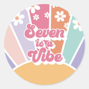 Seven ist ein Vibe Retro Sunshine Rainbow Daisy Runder Aufkleber
