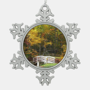 Seven Springs Fall Bridge I Herbstlandschaft Schneeflocken Zinn-Ornament