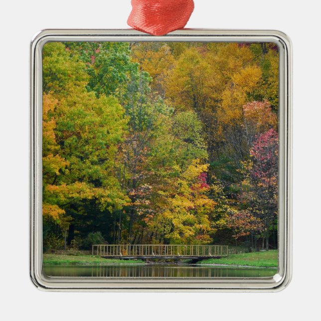 Seven Springs Fall Bridge II Herbstlandschaft Ornament Aus Metall (Vorne)