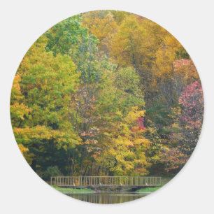 Seven Springs Fall Bridge II Herbstlandschaft Runder Aufkleber