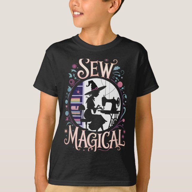 Sew Magical Funny Halloween Sewing  T-Shirt (Vorderseite)