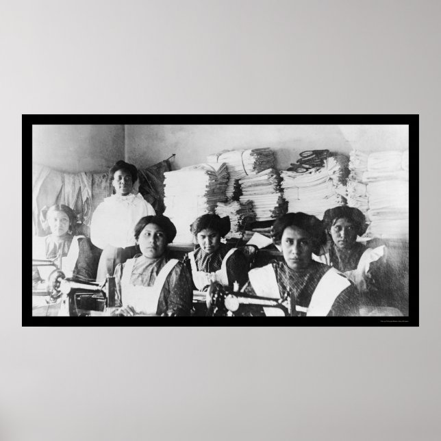 Sewing Class at the Bismarck Indian School 1922 Poster (Vorne)