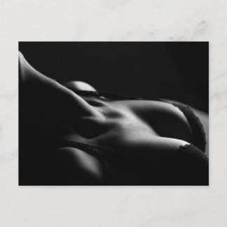 Sexuelle weibliche Postkarte in Schwarz/Weiß