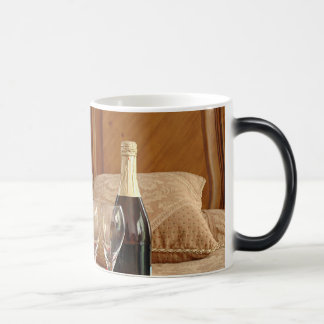 Sexy Mops in der Wäsche mit Geschenken und Wein Verwandlungstasse