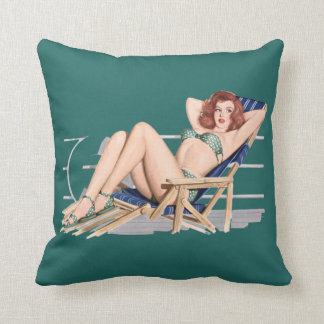 Sexy Redhead Pinupmädchen im grünen Bikini Kissen