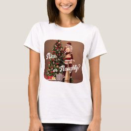 Sexy Santa Girl in der Nähe des Weihnachtsbaumes T-Shirt