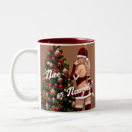 Sexy Santa Girl in der Nähe des Weihnachtsbaumes Zweifarbige Tasse