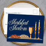 Shabbat Shalom Jewish Dinner Navy Blue Gold Folien Feiertagspostkarte<br><div class="desc">Shabbat Shalom Abendessen Postkarteneinladung in schönem Blau mit elegantem goldenen Drehbuch über einem schönen Shabbat Abendessen mit herausforderndem Brot,  Wein und Kerzen. Möchtest du viele Segnungen haben. Lassen Sie den Rücken mit Ihrem jüdischen Abendessen zu.</div>
