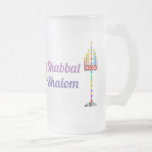 Shabbat Shalom Menorah mattierte Tasse<br><div class="desc">Zwei sehr bunte, lustige Menorahs, einer davon mit Shin und der andere "Shabbat Shalom" auf Englisch und Hebräisch - und ein ebenso bunter Star von David schmücken diese mattierte Tasse gerade noch rechtzeitig für Shabbat. Viel Spaß! ~ Karyn</div>