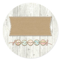 Shabby Chic auf rustikal weißgestrichenem Holz