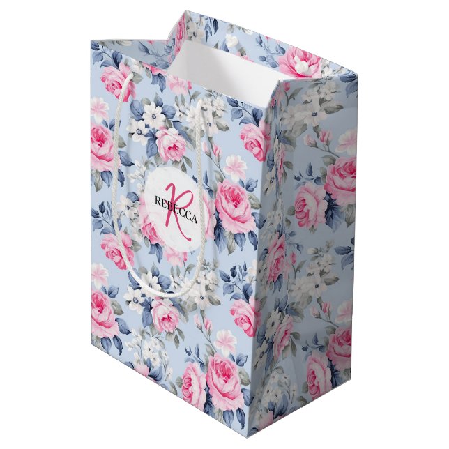 Shabby Chic Pink Roses Muster Monogramm Mittlere Geschenktüte (Rückseite Schrägansicht)