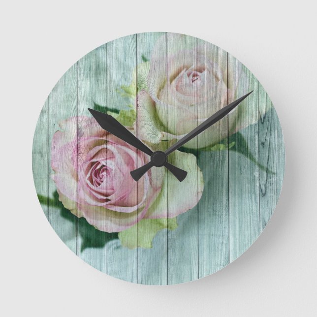 Shabby Chic Rosa Rosen auf blauem Holz Runde Wanduhr (Vorderseite)