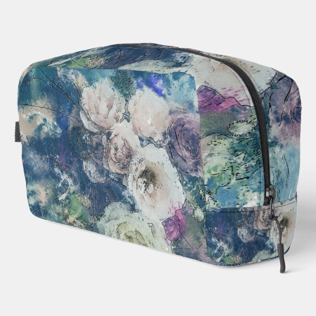 Shabby Chic White & Faded Pink Roses On Blue Waschbeutel (Rechte Ecke)