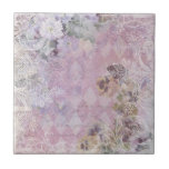 Shabby Vintag Floral Tile Fliese<br><div class="desc">Hübsches Design in einem leicht bedrückten,  glänzenden Collage-Stil mit Spitzen-Masche,  Stiefmütterchen und Sost. Blume und einer cremefarbenen,  gravierten Schriftrolle auf einem harlequin-Diamantenhintergrund mit subtilen antiken handgeschriebenen Texten in den Tönen lila,  Rose und grau.</div>